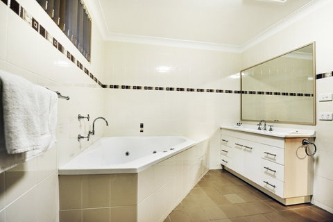 Absolute Beachfront Smugglers On The Beach - Northern Rivers Accommodation 4