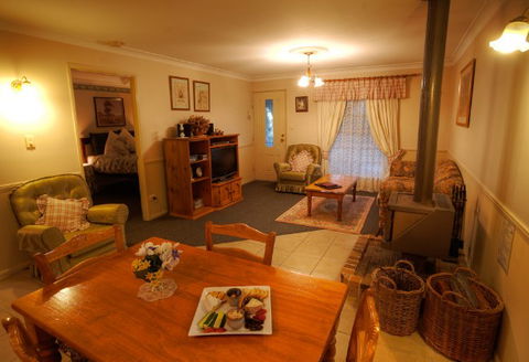 Honeysuckle Cottages And The Rocks Restaurant - Northern Rivers Accommodation 2