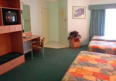 Runaway Bay Motor Inn - Northern Rivers Accommodation 1