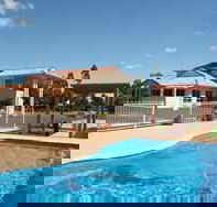 Country Roads Motor Inn