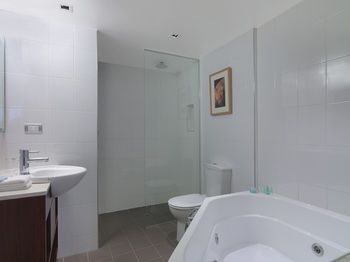 Amora Riverwalk Melbourne - Northern Rivers Accommodation 2