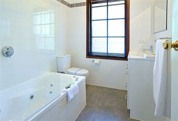 Holly Lodge - Northern Rivers Accommodation 24