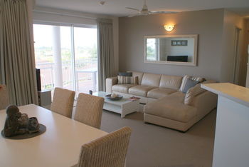 Beachside Resort - Kawana Waters - Northern Rivers Accommodation 8