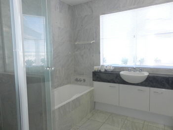 Beachside Resort - Kawana Waters - Northern Rivers Accommodation 37