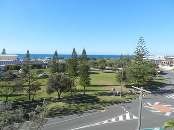 Beachside Resort - Kawana Waters - Northern Rivers Accommodation 40