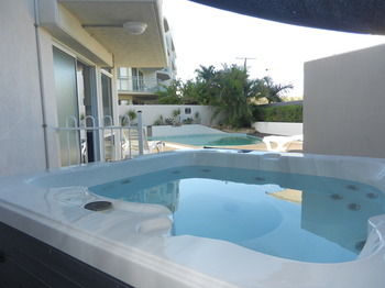 Beachside Resort - Kawana Waters - Northern Rivers Accommodation 53