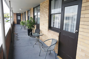 The Lakes Hotel - Northern Rivers Accommodation 14
