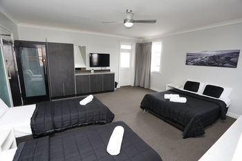 The Lakes Hotel - Northern Rivers Accommodation 17