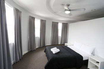 The Lakes Hotel - Northern Rivers Accommodation 18