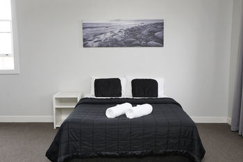 The Lakes Hotel - Northern Rivers Accommodation 23