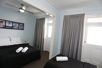 The Lakes Hotel - Northern Rivers Accommodation 24