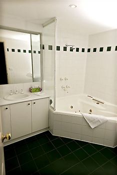 Elizabethan Lodge - Northern Rivers Accommodation 10