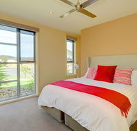 Canadian Lakehouse - Northern Rivers Accommodation