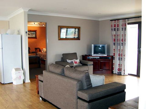 Elm Cottage - Tumut - Northern Rivers Accommodation 1