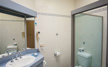Golden Chain Palm Court Motor Inn - Port Macquarie - Northern Rivers Accommodation 2