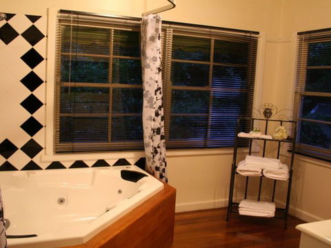 Tudor Cottages Mount Dandenong - Northern Rivers Accommodation 1