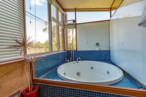 Bettenay's Lakeside Chalets And Luxury Spa Apartment - Northern Rivers Accommodation 3