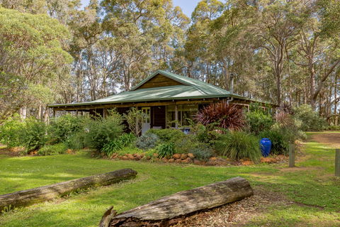 Bettenay's Lakeside Chalets And Luxury Spa Apartment - Northern Rivers Accommodation 4