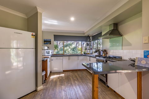 Bettenay's Lakeside Chalets And Luxury Spa Apartment - Northern Rivers Accommodation 5