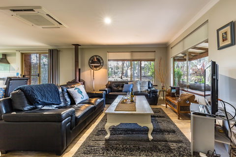 Bettenay's Lakeside Chalets And Luxury Spa Apartment - Northern Rivers Accommodation 6