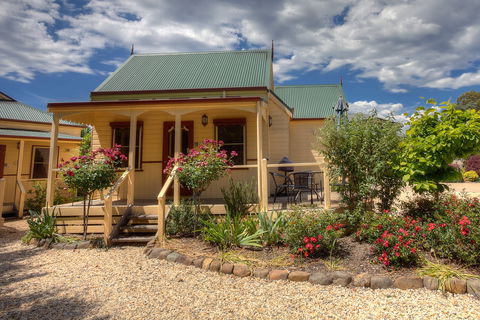 Autumn Affair Cottage 7 - Northern Rivers Accommodation 0