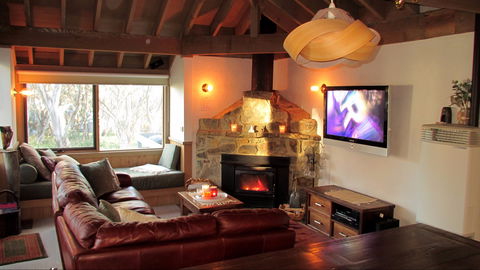 Wallace's - Crystal Creek Chalet 1 - Northern Rivers Accommodation 2