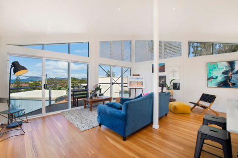 Arty Beach House At Lighthouse Beach - Northern Rivers Accommodation 1