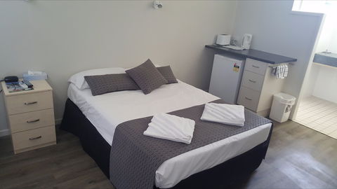 Queens Beach Hotel - Northern Rivers Accommodation 1