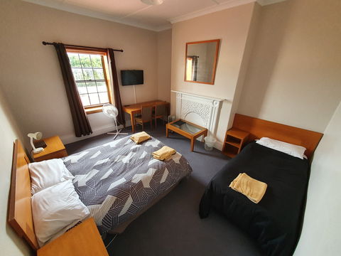 Victoria Hotel Port McDonnell - Northern Rivers Accommodation 1