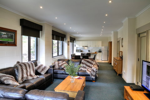 Cedarwood Apartments - Northern Rivers Accommodation 0