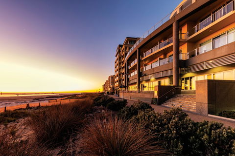 Oaks Glenelg Plaza Pier Suites - Northern Rivers Accommodation 0