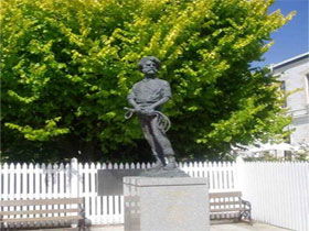 Alexander Cameron Statue - Northern Rivers Accommodation 0
