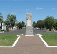 War Memorial and Heroes Avenue Roma - Northern Rivers Accommodation
