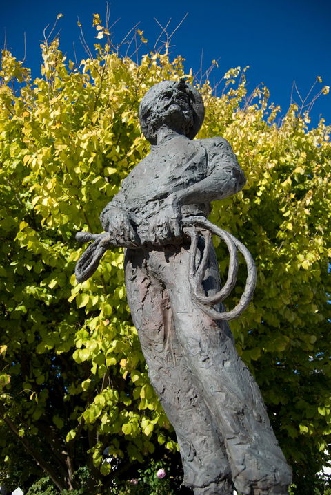 Alexander Cameron Statue - Northern Rivers Accommodation 1