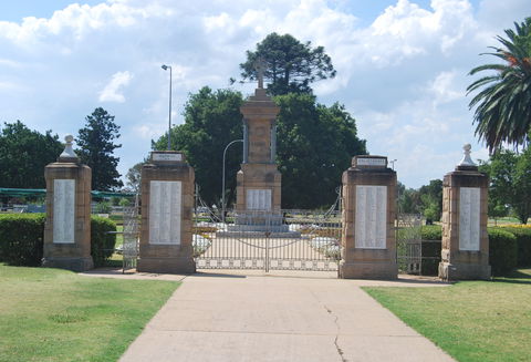 Warwick War Memorial And Gates - Northern Rivers Accommodation 0