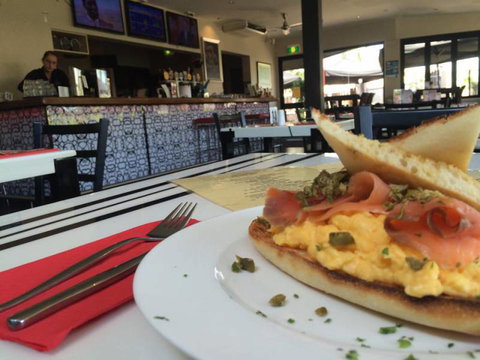 Dolly’s Bar & The Hibiscus Tavern - Northern Rivers Accommodation 2