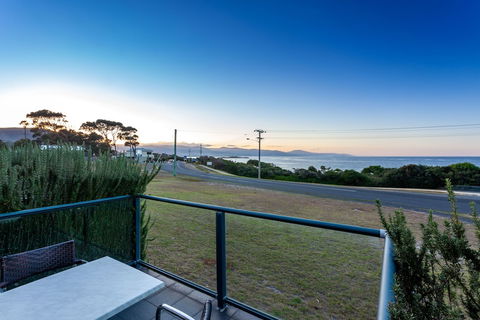 Beachfront At Bicheno - Northern Rivers Accommodation 4