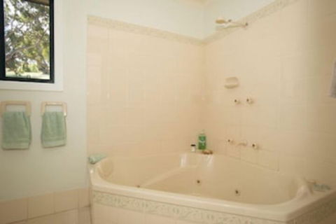 Riesling Country Cottages - Northern Rivers Accommodation 6