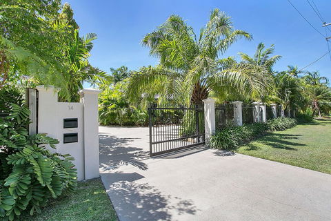 Kewarra Beach Retreat 1 - Northern Rivers Accommodation 1