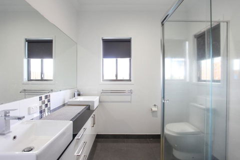 Lakeside Deck House - Northern Rivers Accommodation 6