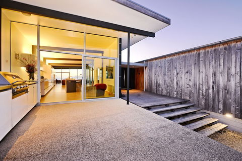 Cloudy Bay Beach House - Northern Rivers Accommodation 1