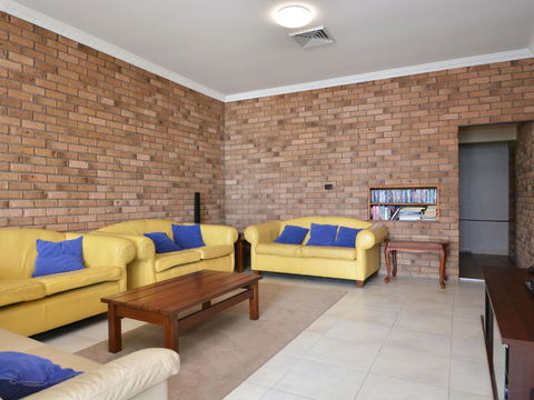 The House On The Lake At Fishing Point Lake Macquarie Honestly Put The Line In & Catch Fish - Northern Rivers Accommodation 1