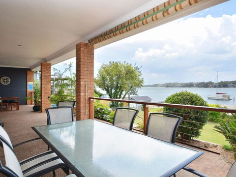 The House On The Lake At Fishing Point Lake Macquarie Honestly Put The Line In & Catch Fish - Northern Rivers Accommodation 4