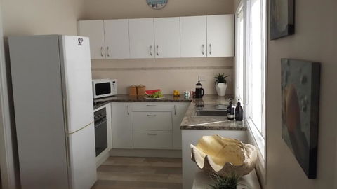 SHELLHARBOUR BEACH COTTAGE 1 Minute Walk To Beach Flags In Summer - Northern Rivers Accommodation 3