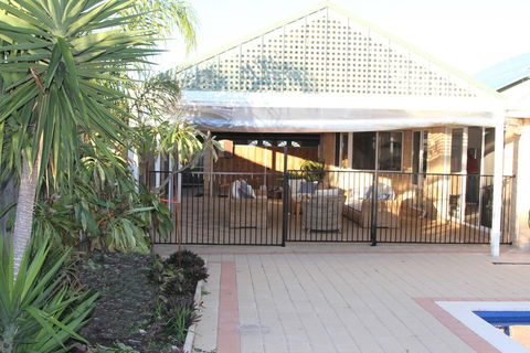 Castaway - Northern Rivers Accommodation 0
