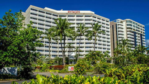 Cairns Luxury Seafront Apartment - Northern Rivers Accommodation 1