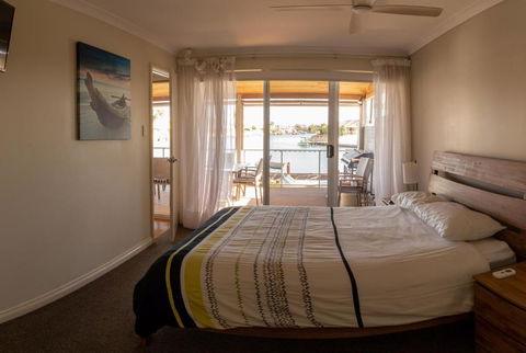 Waterside Canal Dreams - Northern Rivers Accommodation 4