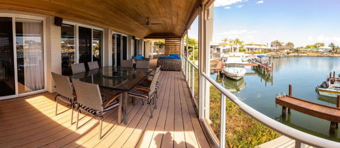 Waterside Canal Dreams - Northern Rivers Accommodation 6