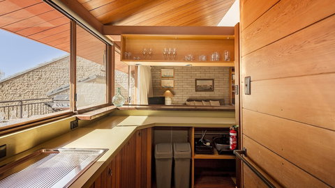 Grey Kangaroo- On Lake Jindabyne Foreshore - Northern Rivers Accommodation 3