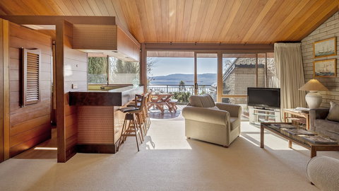 Grey Kangaroo- On Lake Jindabyne Foreshore - Northern Rivers Accommodation 5